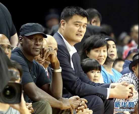 姚明一家在场边观看篮球比赛。新华网记者凡军摄